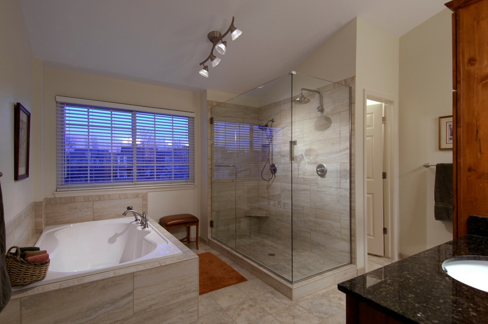 Свежая идея для дизайна: большая ванная комната с двойным душем, нишей и тумбой под две раковины - отличное фото интерьера