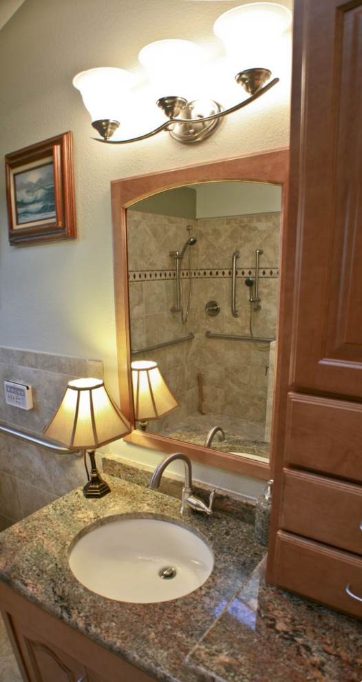 Esempio di una stanza da bagno padronale di medie dimensioni con ante in legno scuro, doccia a filo pavimento, piastrelle beige, piastrelle in pietra, lavabo sottopiano, top in granito, doccia aperta, top beige e un lavabo