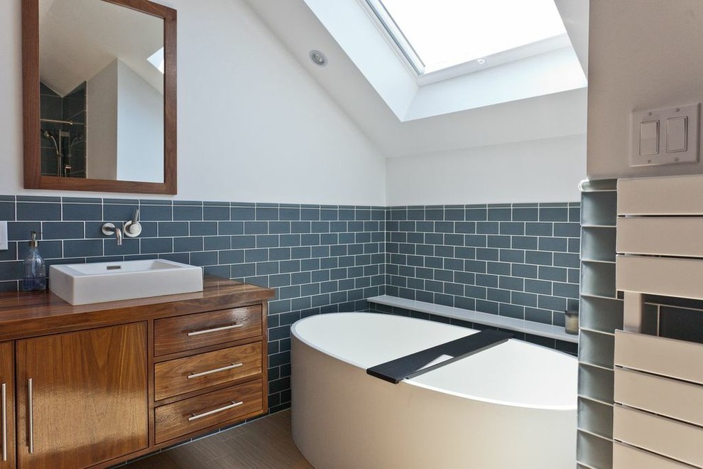 Esempio di una stanza da bagno contemporanea con lavabo a bacinella e vasca freestanding