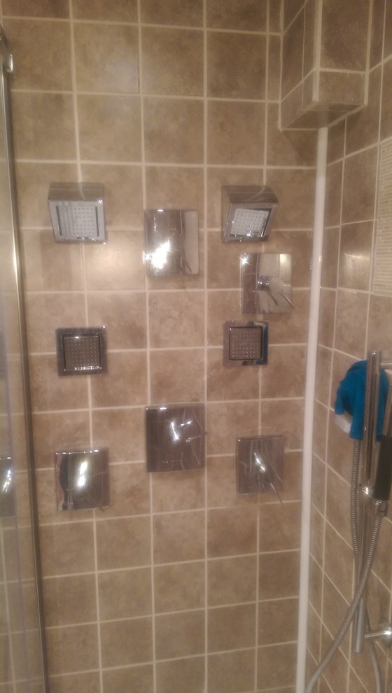 Ejemplo de cuarto de baño principal tradicional renovado de tamaño medio con ducha esquinera, baldosas y/o azulejos marrones y baldosas y/o azulejos de porcelana