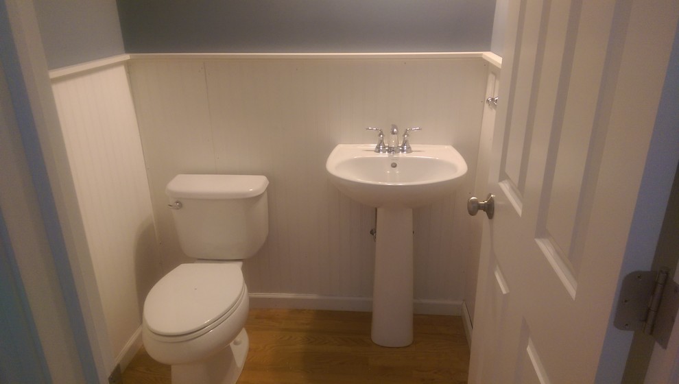 На фото: маленькая ванная комната в стиле неоклассика (современная классика) с раковиной с пьедесталом, раздельным унитазом, синими стенами и паркетным полом среднего тона для на участке и в саду