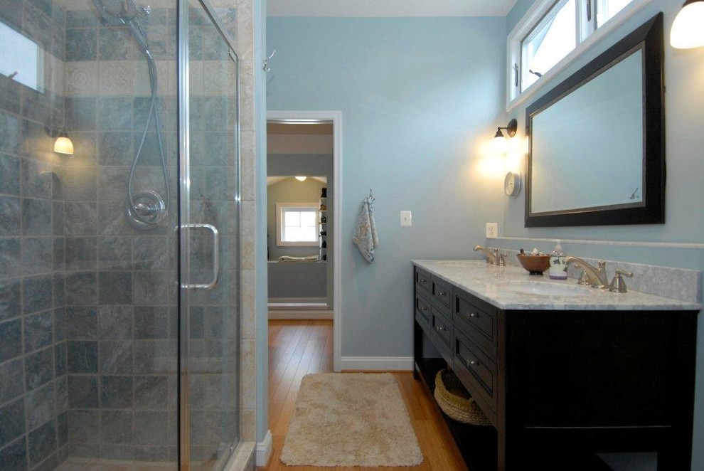 Inspiration för ett mellanstort vintage badrum med dusch, med skåp i shakerstil, svarta skåp, en hörndusch, blå kakel, stenkakel, blå väggar, mellanmörkt trägolv, ett undermonterad handfat och marmorbänkskiva