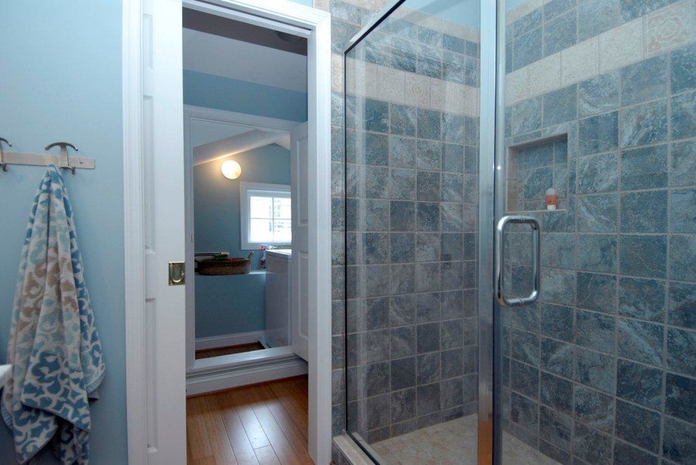 На фото: ванная комната среднего размера в классическом стиле с фасадами в стиле шейкер, черными фасадами, угловым душем, синей плиткой, каменной плиткой, синими стенами, паркетным полом среднего тона, душевой кабиной, врезной раковиной и мраморной столешницей