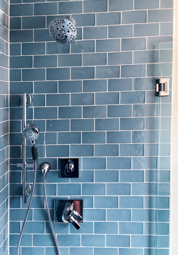 Стильный дизайн: главная ванная комната среднего размера в стиле неоклассика (современная классика) с угловой ванной, синей плиткой, керамической плиткой, белыми стенами, полом из керамогранита, черным полом, душем с распашными дверями и встроенной тумбой - последний тренд
