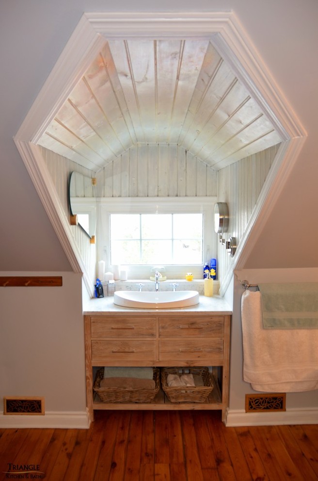 オタワにあるお手頃価格のビーチスタイルのおしゃれな浴室 (淡色木目調キャビネット、無垢フローリング、オーバーカウンターシンク、グレーの壁、フラットパネル扉のキャビネット) の写真