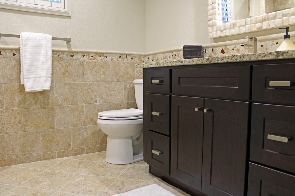オースティンにある地中海スタイルのおしゃれなバスルーム (浴槽なし) (濃色木目調キャビネット、御影石の洗面台、ベージュのタイル) の写真