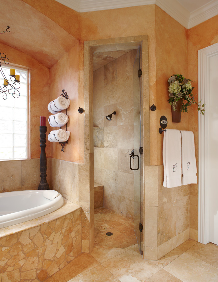 Idéer för ett medelhavsstil badrum, med luckor med upphöjd panel, skåp i mellenmörkt trä, travertinkakel, beige väggar, travertin golv, ett undermonterad handfat, bänkskiva i kvarts och beiget golv