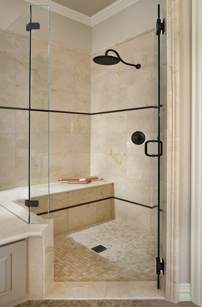 Foto di una stanza da bagno tradizionale con ante in stile shaker, ante in legno scuro, piastrelle di marmo, pareti beige, pavimento in pietra calcarea, lavabo sottopiano, top in marmo e pavimento beige