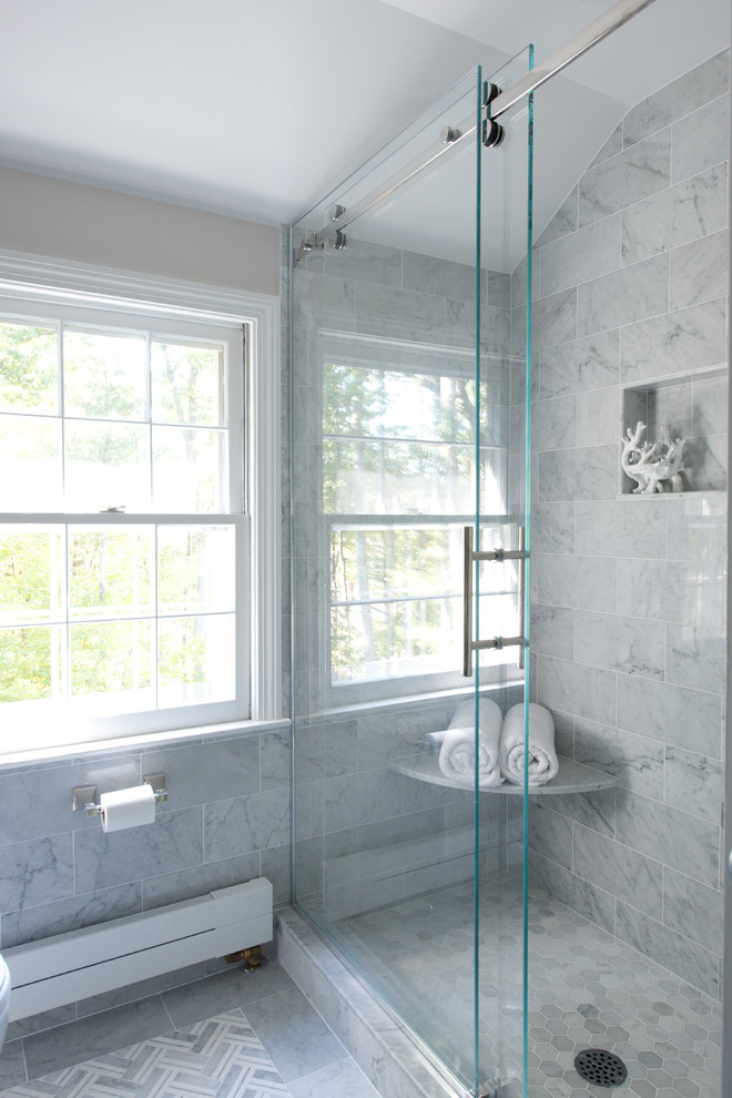 Réalisation d'une douche en alcôve tradition avec un lavabo encastré, un plan de toilette en marbre, WC séparés, un mur blanc et un sol en marbre.