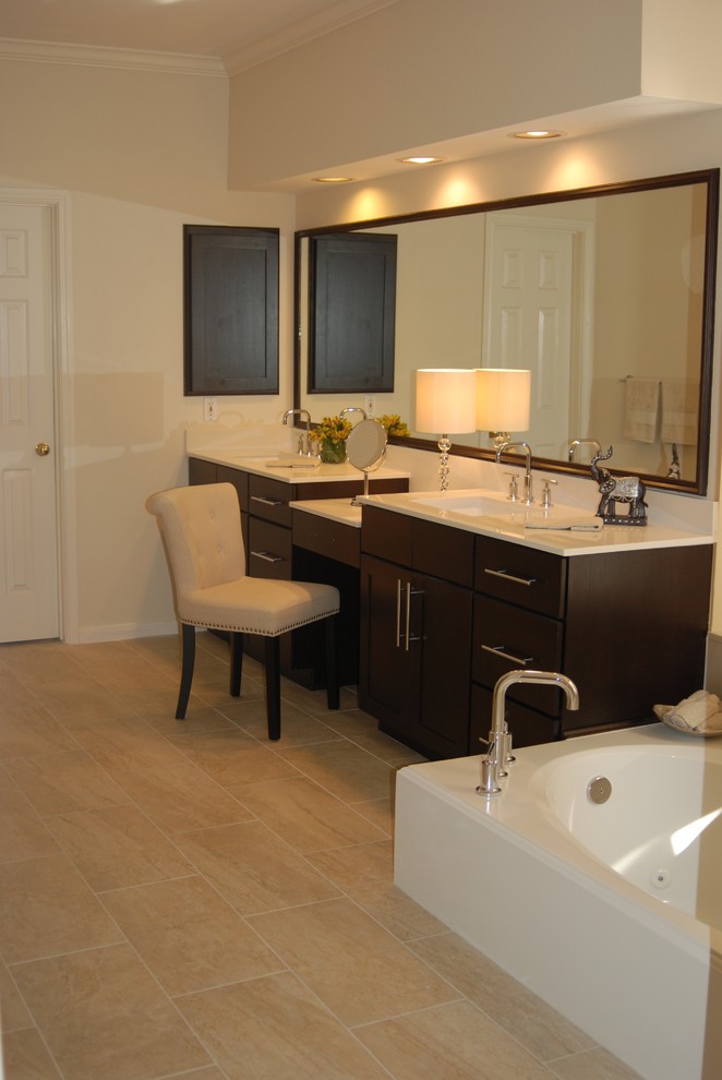 Ejemplo de cuarto de baño principal clásico con lavabo integrado, armarios con paneles lisos, puertas de armario de madera en tonos medios, encimera de acrílico, bañera esquinera y paredes beige