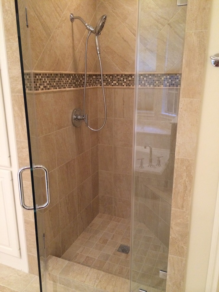 Inspiration för klassiska badrum, med en dusch i en alkov, beige kakel, cementkakel, beige väggar och klinkergolv i keramik