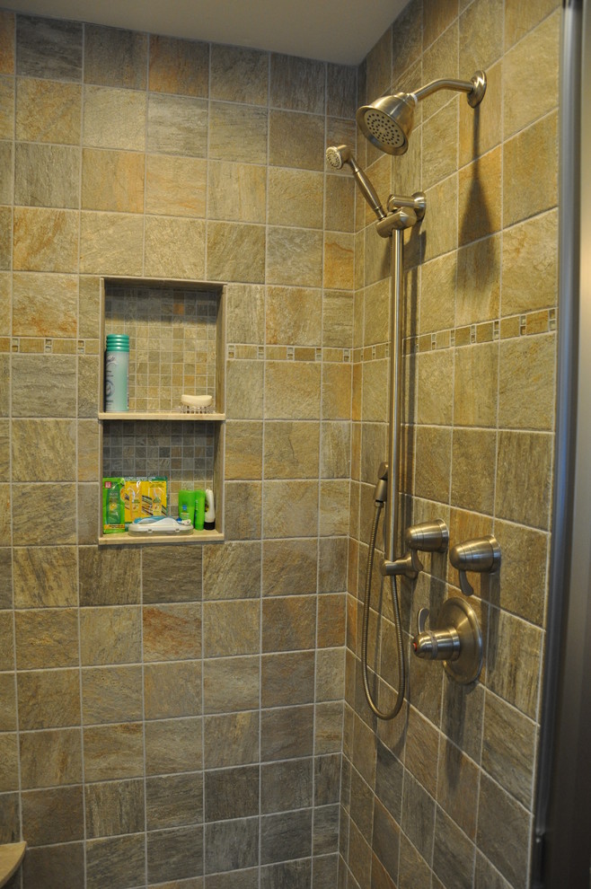 Immagine di una stanza da bagno chic con lavabo sottopiano, ante con bugna sagomata, ante in legno scuro, top in granito, doccia alcova, WC a due pezzi e piastrelle in pietra
