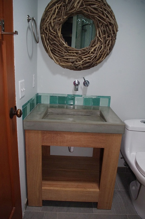 Пример оригинального дизайна: ванная комната в стиле лофт с столешницей из бетона и зеленой плиткой