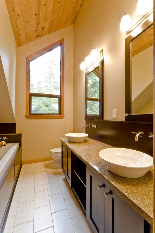 Foto de cuarto de baño largo y estrecho actual con lavabo sobreencimera