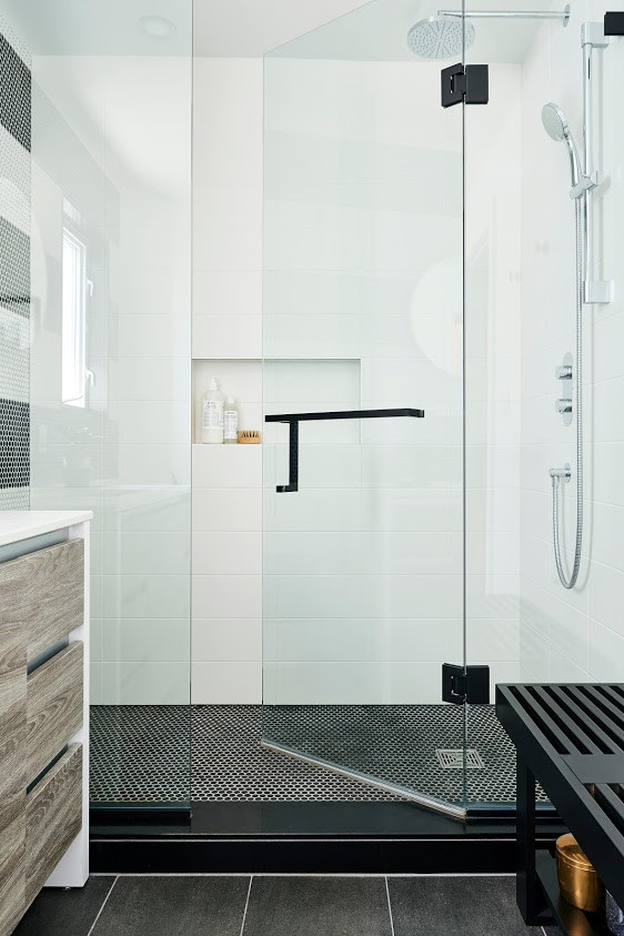 Imagen de cuarto de baño minimalista con puertas de armario de madera clara, baldosas y/o azulejos blancas y negros y encimeras blancas