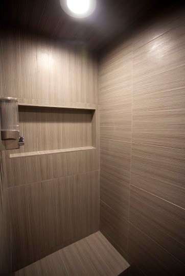 Idéer för att renovera ett vintage en-suite badrum, med skåp i shakerstil, skåp i ljust trä, porslinskakel, beige väggar, klinkergolv i porslin, ett undermonterad handfat, bänkskiva i kvarts, beiget golv och dusch med gångjärnsdörr