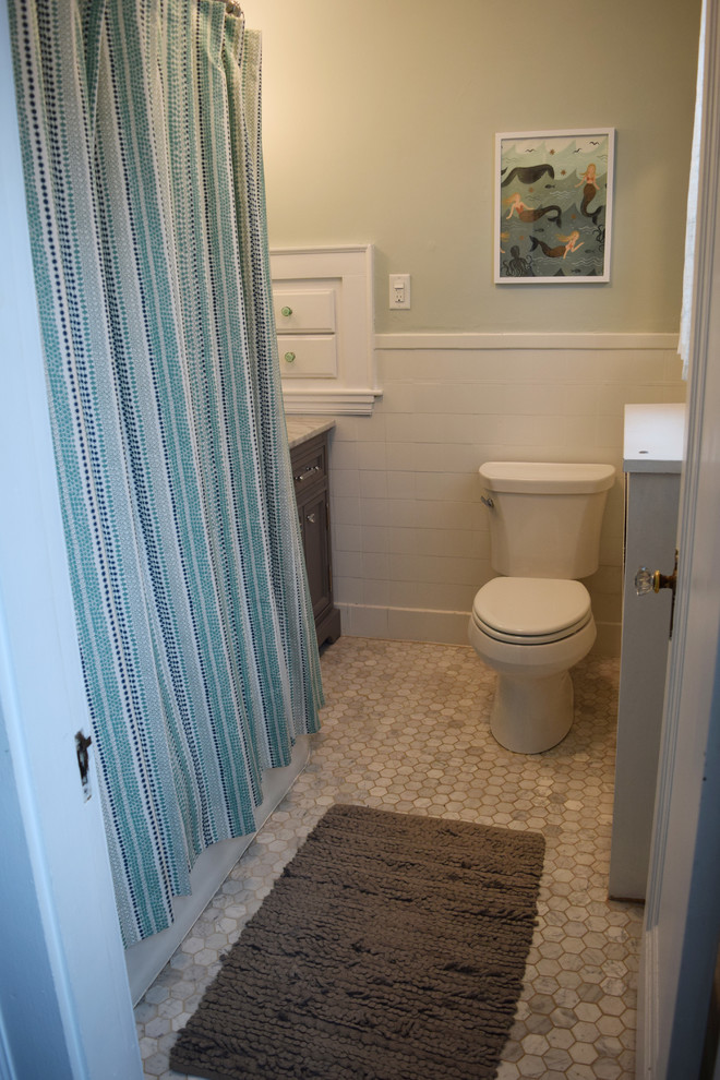 Пример оригинального дизайна: маленькая ванная комната в современном стиле с серыми фасадами, угловой ванной, белой плиткой, керамогранитной плиткой, мраморным полом, душевой кабиной, врезной раковиной и мраморной столешницей для на участке и в саду