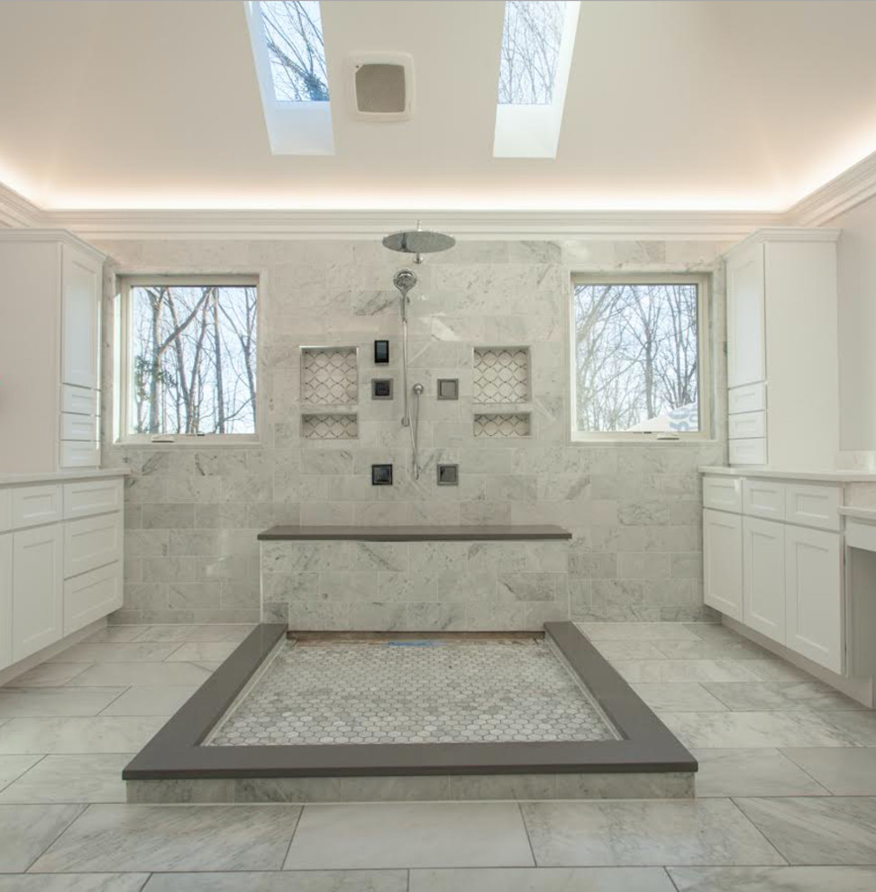 Immagine di una grande stanza da bagno padronale minimalista con ante in stile shaker, ante bianche, doccia aperta, piastrelle grigie, piastrelle di marmo, pareti grigie, pavimento in marmo e pavimento grigio