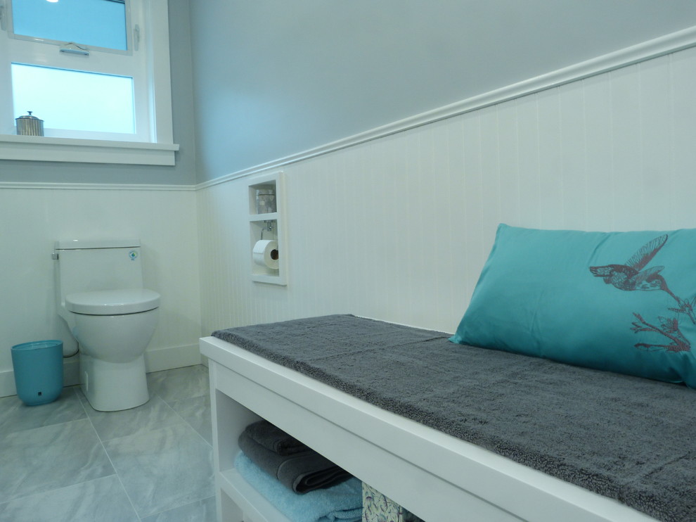 Foto på ett mellanstort funkis en-suite badrum, med skåp i shakerstil, vita skåp, en kantlös dusch, en toalettstol med hel cisternkåpa, grå kakel, keramikplattor, grå väggar, klinkergolv i keramik, ett undermonterad handfat, bänkskiva i kvarts, grått golv och dusch med gångjärnsdörr