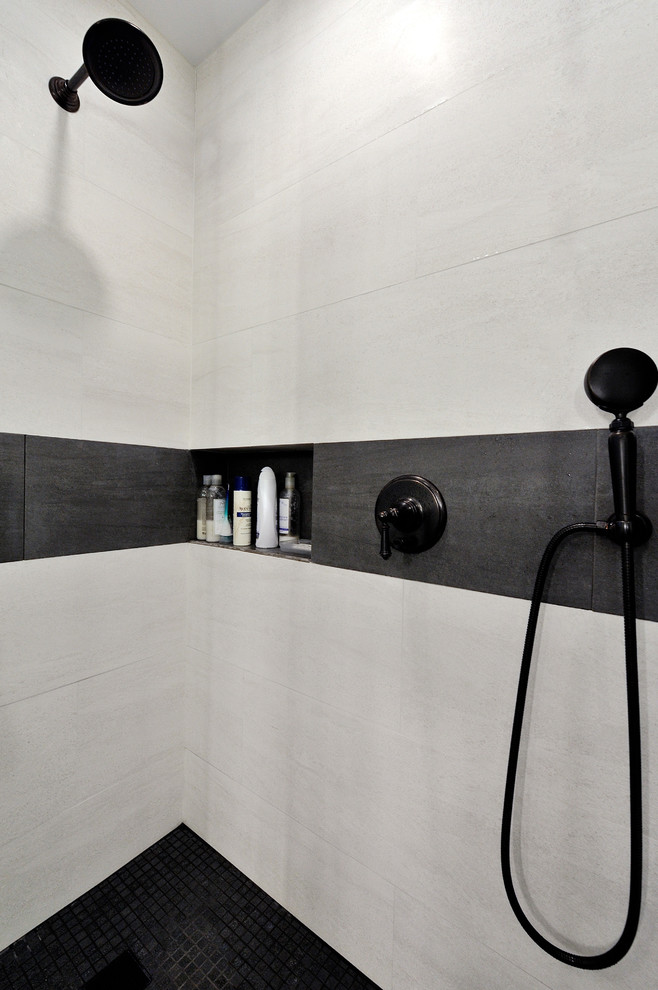 Réalisation d'une salle de bain principale design en bois brun de taille moyenne avec un placard en trompe-l'oeil, une douche d'angle, WC à poser, un carrelage gris, des carreaux de porcelaine, un mur gris, un sol en carrelage de porcelaine, un lavabo encastré et un plan de toilette en quartz.