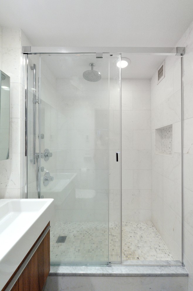 Cette photo montre une salle de bain principale tendance en bois brun de taille moyenne avec une douche ouverte, un bidet, un carrelage blanc, des carreaux de porcelaine, un mur blanc, un sol en carrelage de céramique et un lavabo intégré.
