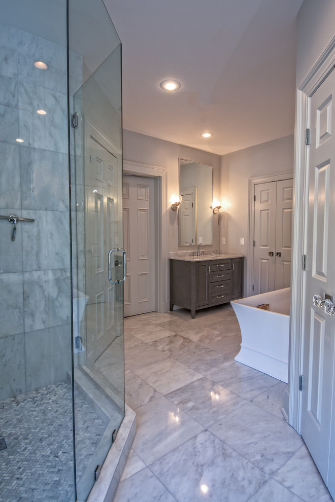 Idéer för små vintage en-suite badrum, med möbel-liknande, grå skåp, ett fristående badkar, en dusch i en alkov, vit kakel, mosaik, grå väggar, marmorgolv, ett undermonterad handfat och marmorbänkskiva