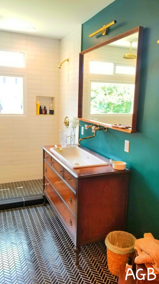 На фото: главная ванная комната среднего размера в стиле ретро с фасадами с выступающей филенкой, коричневыми фасадами, отдельно стоящей ванной, двойным душем, унитазом-моноблоком, белой плиткой, керамической плиткой, зелеными стенами, полом из керамогранита, накладной раковиной, столешницей из дерева, черным полом, душем с раздвижными дверями и коричневой столешницей