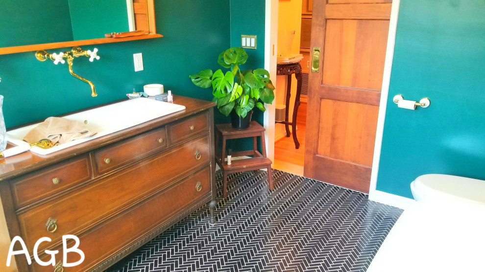 Inredning av ett 60 tals mellanstort brun brunt en-suite badrum, med luckor med upphöjd panel, bruna skåp, ett fristående badkar, en dubbeldusch, en toalettstol med hel cisternkåpa, vit kakel, keramikplattor, gröna väggar, klinkergolv i porslin, ett nedsänkt handfat, träbänkskiva, svart golv och dusch med skjutdörr