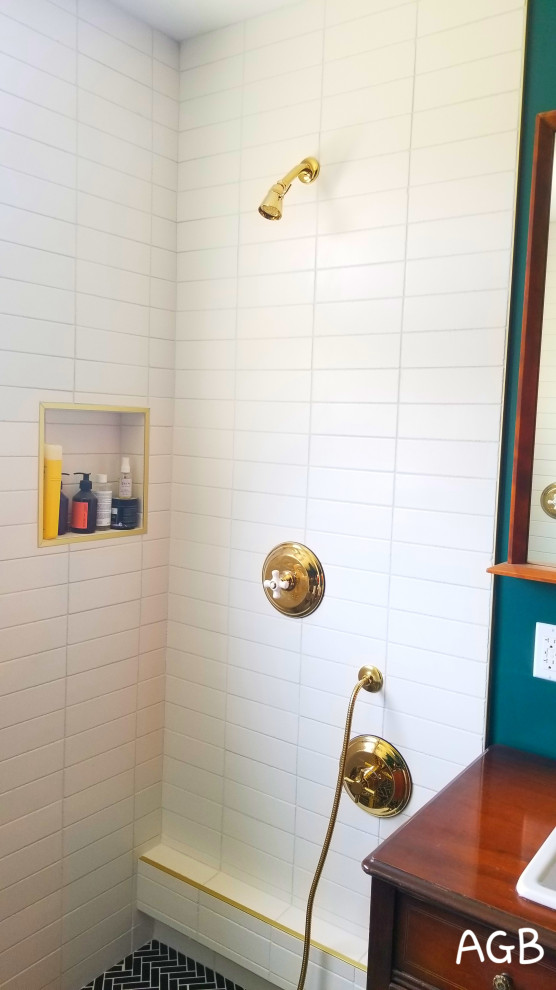 Retro inredning av ett mellanstort brun brunt en-suite badrum, med luckor med upphöjd panel, bruna skåp, ett fristående badkar, en dubbeldusch, en toalettstol med hel cisternkåpa, vit kakel, keramikplattor, gröna väggar, klinkergolv i porslin, ett nedsänkt handfat, träbänkskiva, svart golv och dusch med skjutdörr