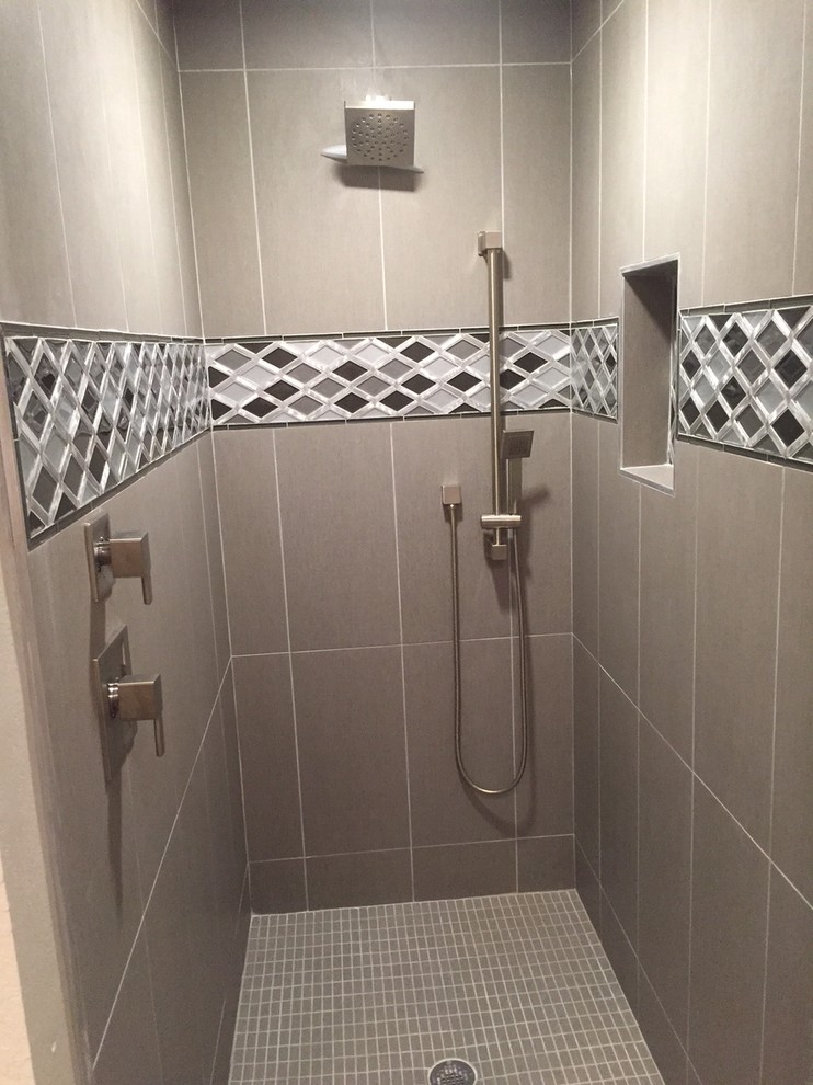 Ispirazione per una stanza da bagno padronale tropicale di medie dimensioni con doccia alcova, piastrelle grigie e piastrelle di vetro