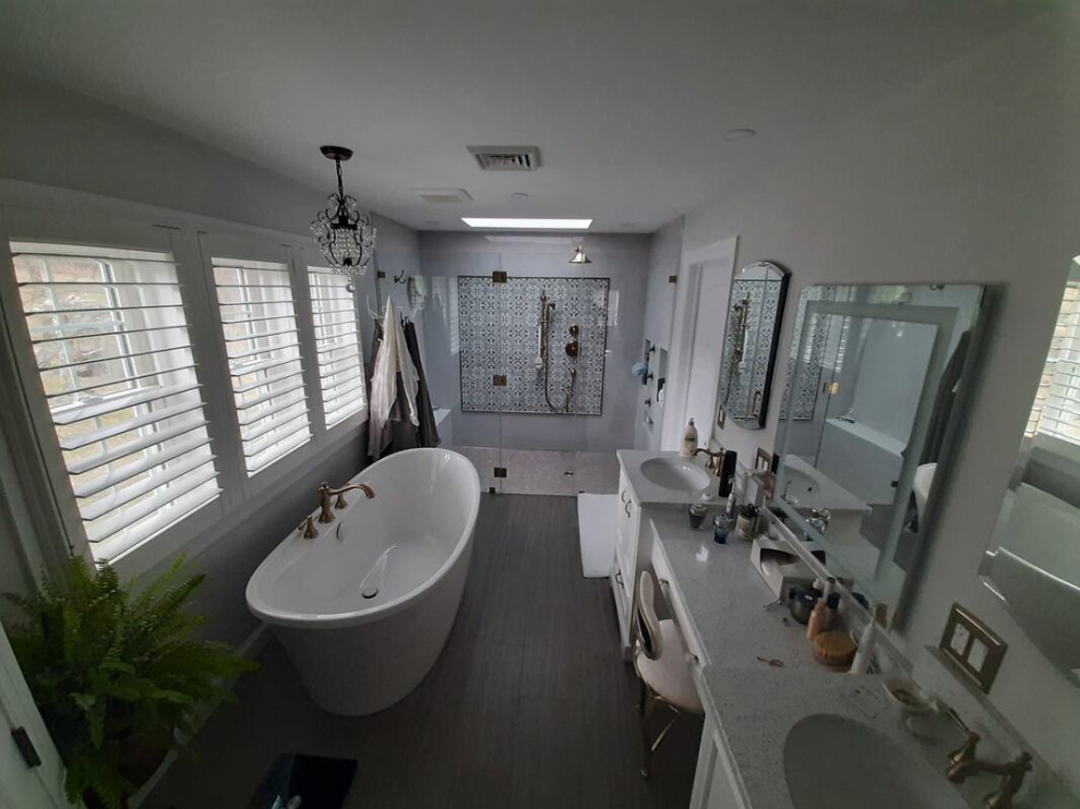 Exempel på ett mellanstort modernt badrum med dusch, med luckor med glaspanel