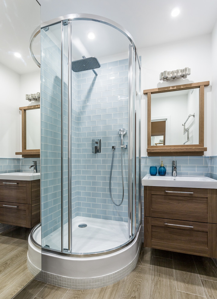Immagine di una stanza da bagno costiera con ante beige, doccia ad angolo, WC monopezzo, piastrelle blu, piastrelle in ceramica, pareti blu, pavimento con piastrelle in ceramica e lavabo a consolle