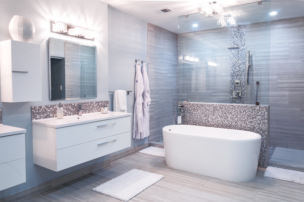 Großes Modernes Badezimmer En Suite mit weißen Schränken, freistehender Badewanne, Duschbadewanne, grauen Fliesen, Mosaikfliesen, blauer Wandfarbe, Keramikboden und Unterbauwaschbecken in New York