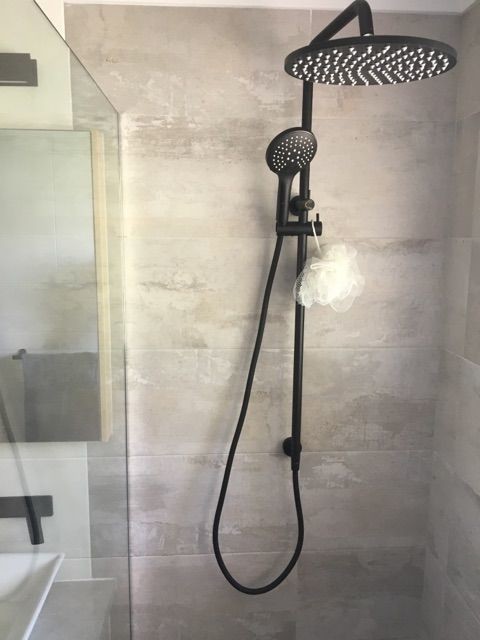 This is an example of a modern bathroom in Brisbane.
