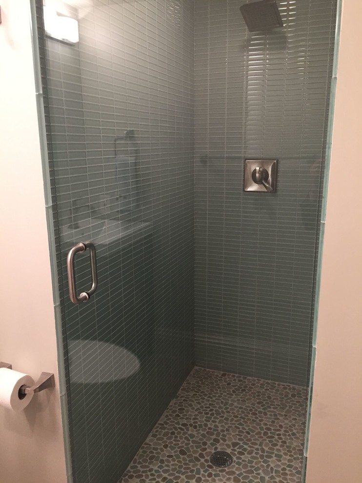 サンディエゴにある高級な中くらいなコンテンポラリースタイルのおしゃれなバスルーム (浴槽なし) (濃色木目調キャビネット、アルコーブ型シャワー、分離型トイレ、グレーのタイル、ボーダータイル、ベージュの壁、玉石タイル、一体型シンク) の写真