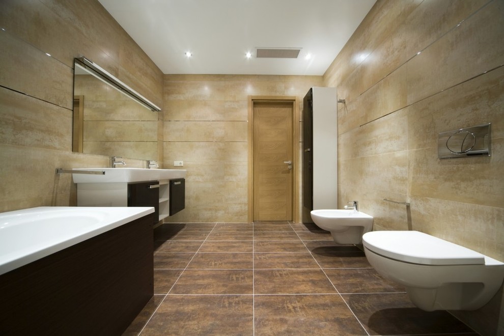 Foto på ett mycket stort orientaliskt en-suite badrum, med släta luckor, skåp i mörkt trä, ett fristående badkar, en vägghängd toalettstol, beige kakel, beige väggar och brunt golv