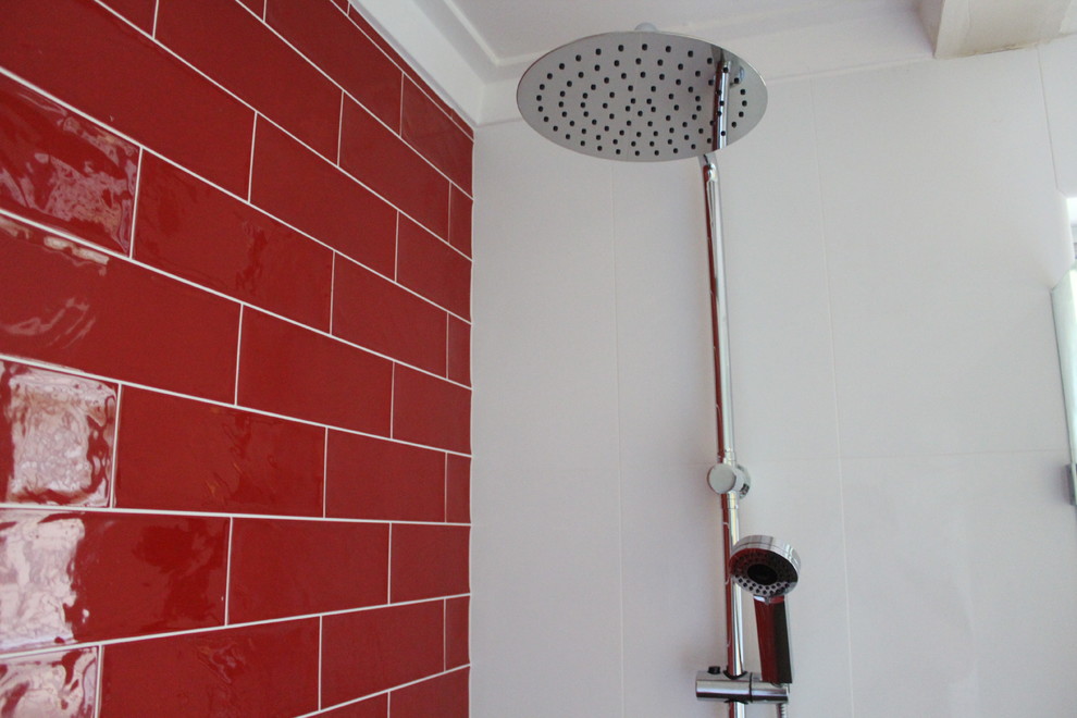 Modern inredning av ett litet en-suite badrum, med öppna hyllor, vita skåp, en öppen dusch, röd kakel, keramikplattor, vita väggar, klinkergolv i porslin, ett fristående handfat, bänkskiva i akrylsten, brunt golv och med dusch som är öppen