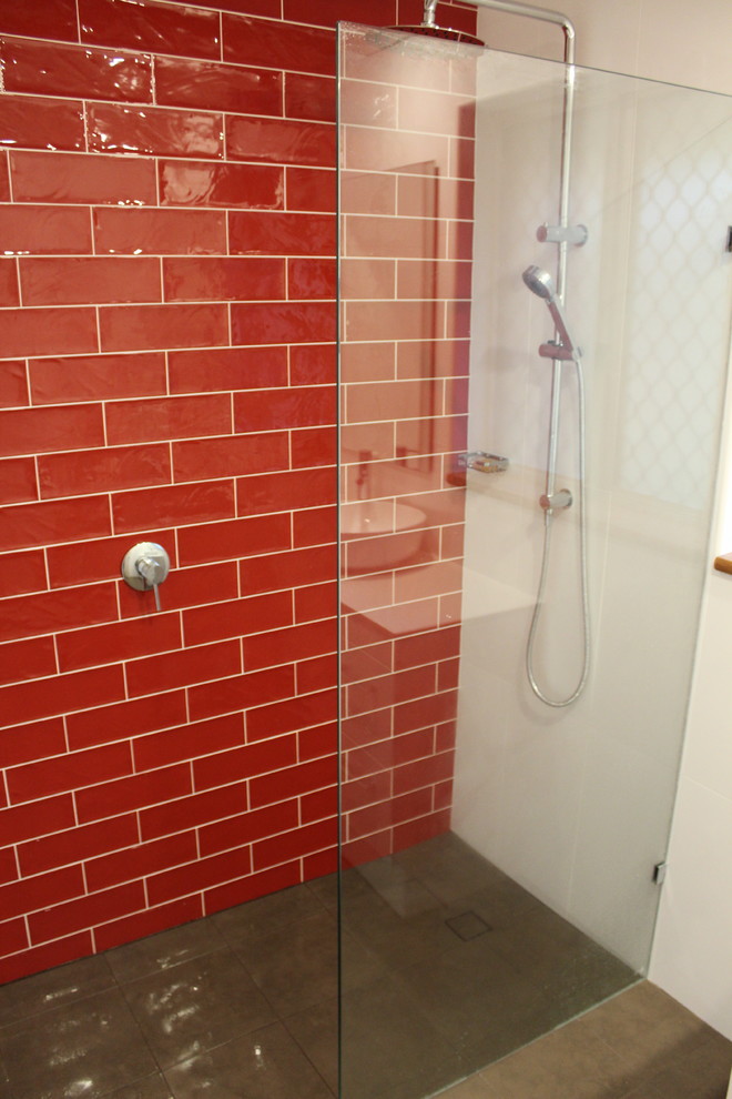 Exemple d'une petite salle de bain principale moderne avec un placard sans porte, des portes de placard blanches, une douche ouverte, un carrelage rouge, des carreaux de céramique, un mur blanc, un sol en carrelage de porcelaine, une vasque, un plan de toilette en surface solide, un sol marron et aucune cabine.