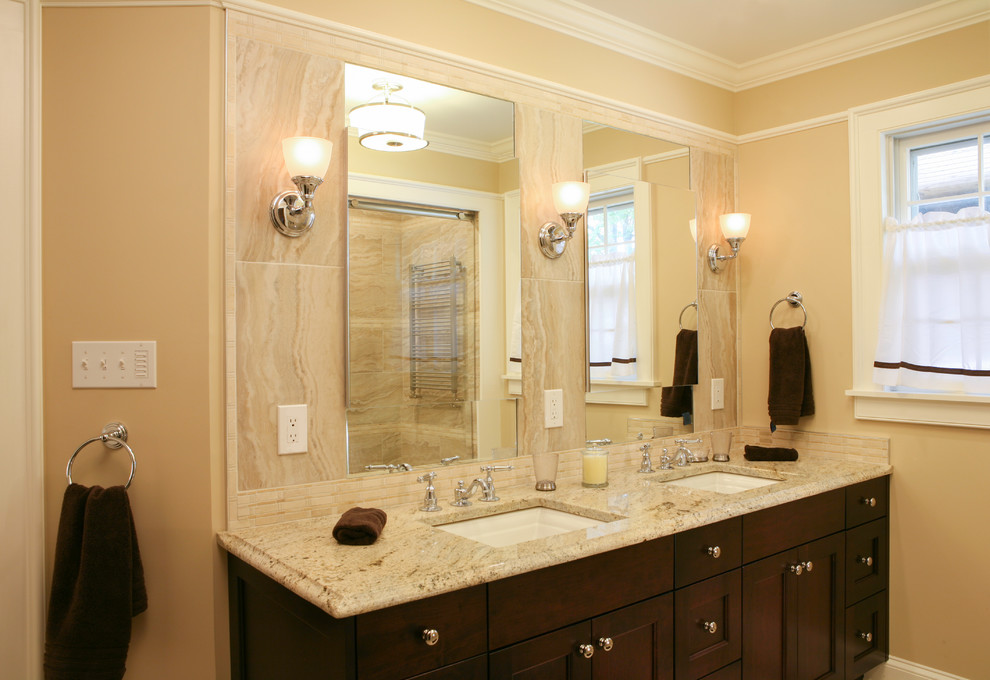 Foto på ett mellanstort vintage en-suite badrum, med ett nedsänkt handfat, luckor med infälld panel, granitbänkskiva, en kantlös dusch, beige kakel, keramikplattor, beige väggar, klinkergolv i keramik och skåp i mörkt trä