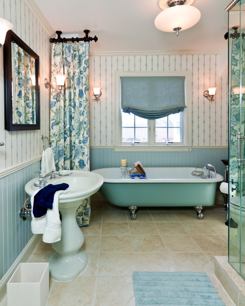 Ejemplo de cuarto de baño principal clásico de tamaño medio con lavabo con pedestal, ducha esquinera, bañera con patas, baldosas y/o azulejos beige, baldosas y/o azulejos de cerámica, paredes azules y suelo de baldosas de porcelana