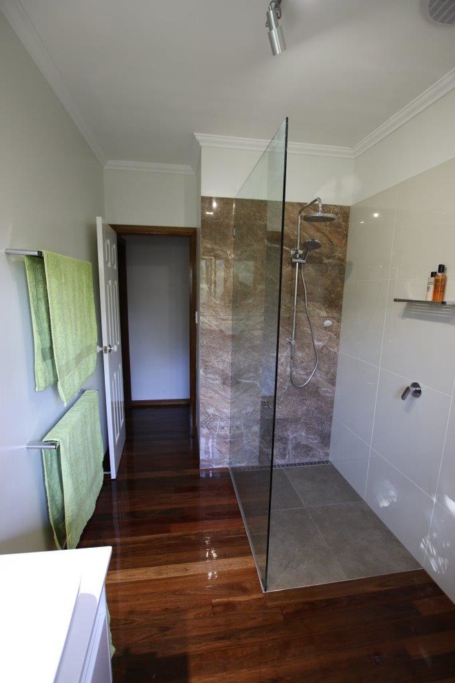 Foto på ett funkis badrum med dusch, med en hörndusch