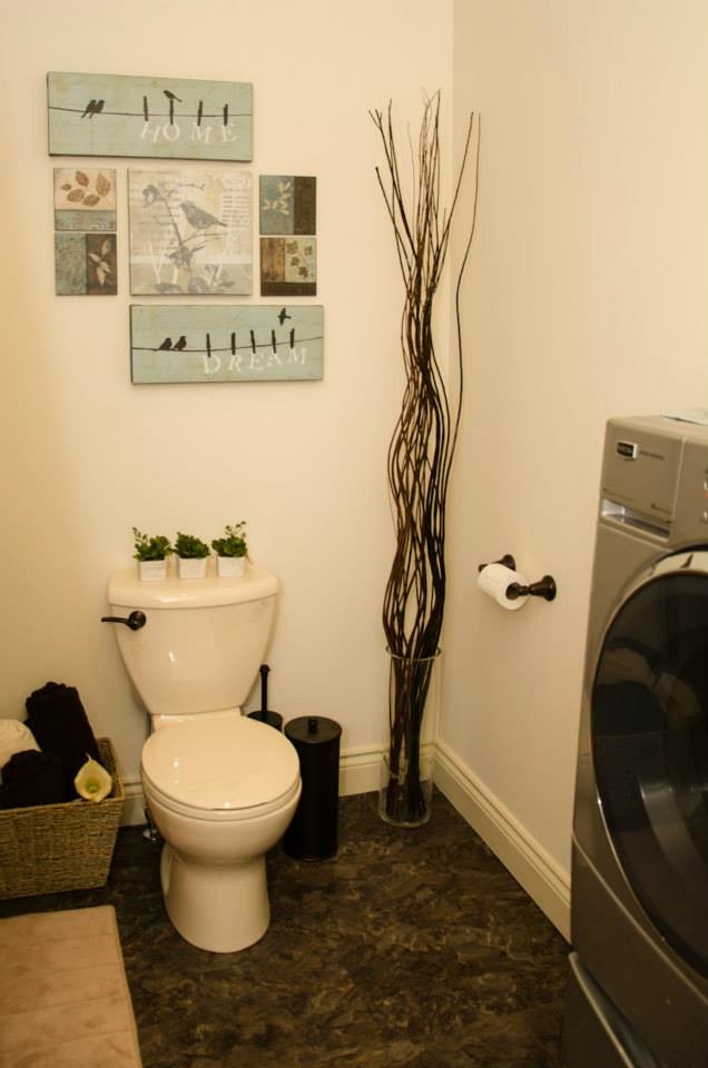 Klassisk inredning av ett mycket stort en-suite badrum, med ett fristående handfat, luckor med infälld panel, skåp i mellenmörkt trä, laminatbänkskiva, ett badkar i en alkov, en dusch/badkar-kombination, en toalettstol med hel cisternkåpa, beige kakel, beige väggar och linoleumgolv