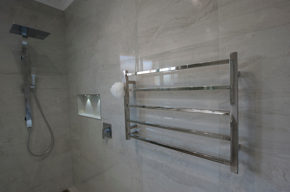 Пример оригинального дизайна: большая главная ванная комната в современном стиле с зелеными фасадами, гидромассажной ванной, открытым душем, серой плиткой, керамогранитной плиткой, полом из керамогранита, накладной раковиной и столешницей из искусственного кварца