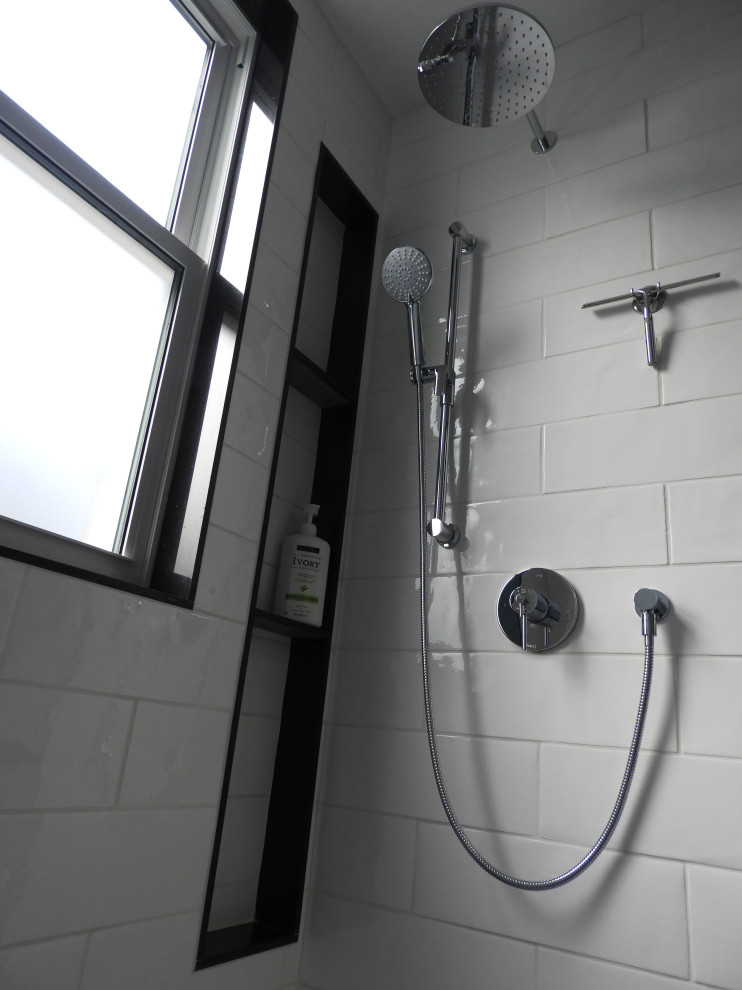 Пример оригинального дизайна: маленькая ванная комната в стиле лофт с фасадами в стиле шейкер, синими фасадами, душем без бортиков, раздельным унитазом, белой плиткой, керамической плиткой, белыми стенами, полом из мозаичной плитки, душевой кабиной, врезной раковиной, столешницей из искусственного кварца, серым полом, открытым душем, черной столешницей, нишей, тумбой под одну раковину и встроенной тумбой для на участке и в саду