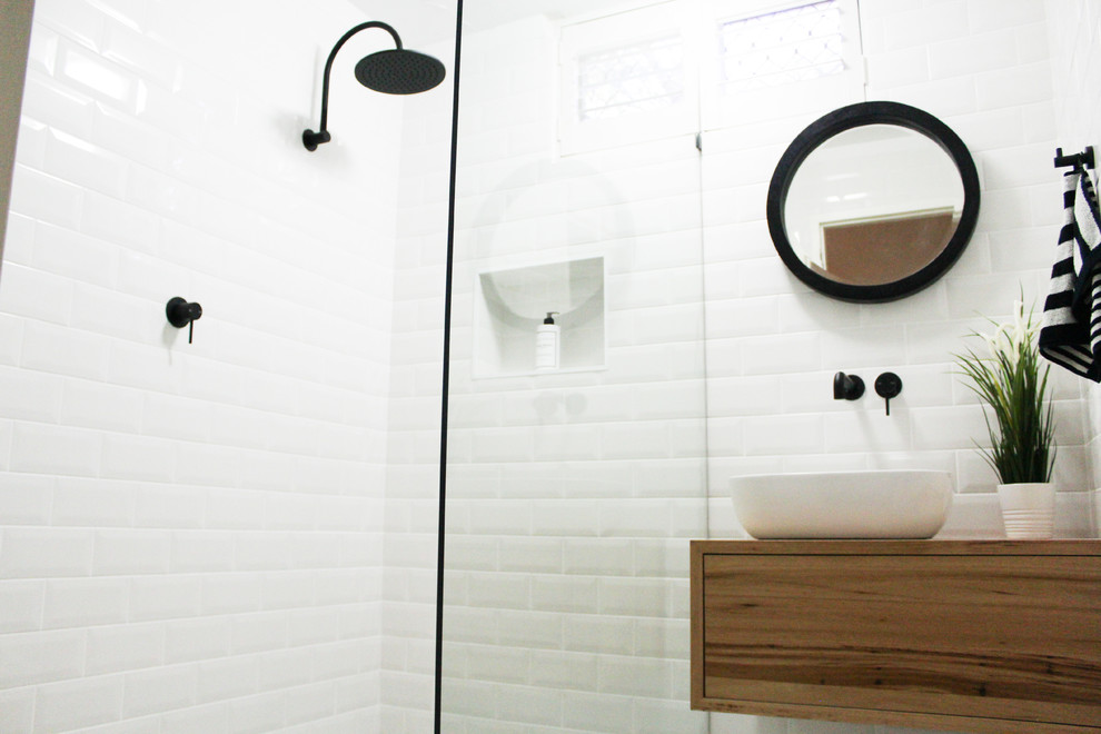 Idéer för små funkis flerfärgat badrum med dusch, med möbel-liknande, skåp i slitet trä, en öppen dusch, vit kakel, keramikplattor, vita väggar, klinkergolv i porslin, ett fristående handfat, träbänkskiva, grått golv och med dusch som är öppen