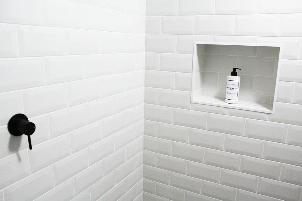 Modern inredning av ett litet flerfärgad flerfärgat badrum med dusch, med möbel-liknande, skåp i slitet trä, en öppen dusch, vit kakel, keramikplattor, vita väggar, klinkergolv i porslin, ett fristående handfat, träbänkskiva, grått golv och med dusch som är öppen