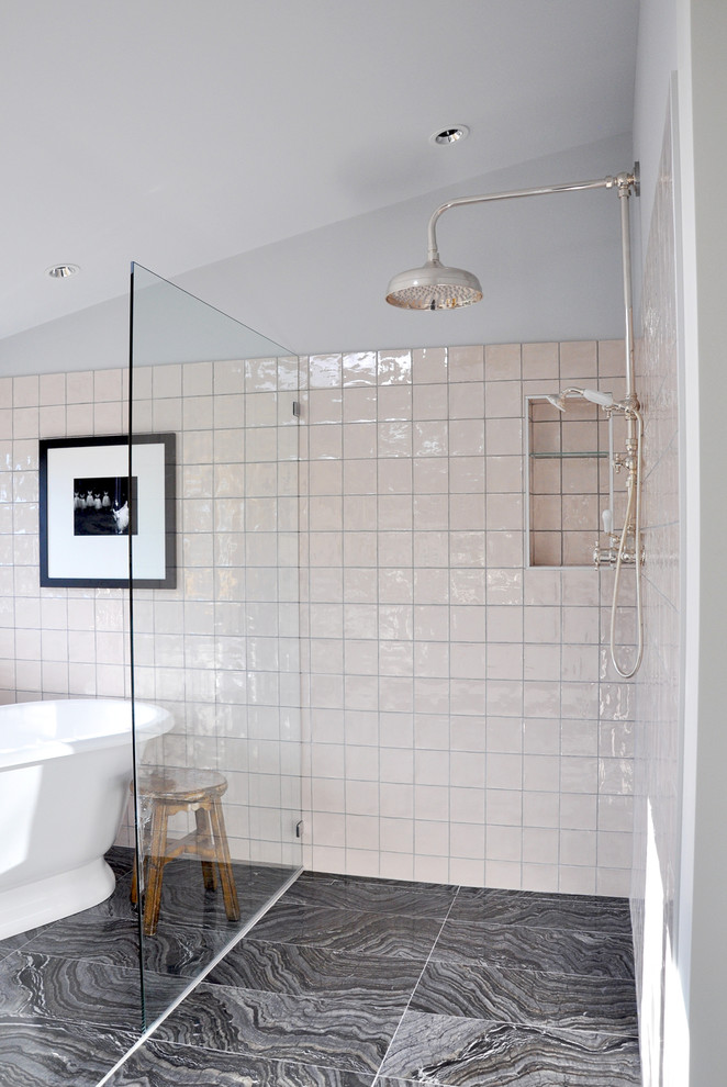 Exempel på ett mycket stort medelhavsstil en-suite badrum, med ett undermonterad handfat, skåp i shakerstil, vita skåp, marmorbänkskiva, ett fristående badkar, en öppen dusch, en vägghängd toalettstol, flerfärgad kakel, stenkakel, rosa väggar och marmorgolv