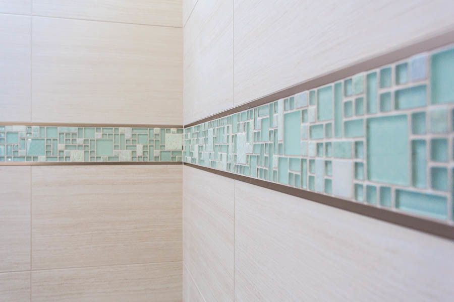 Идея дизайна: маленькая главная ванная комната в стиле модернизм с бежевой плиткой, керамогранитной плиткой, белыми стенами, полом из керамогранита, подвесной раковиной и стеклянной столешницей для на участке и в саду