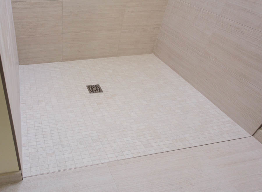Idee per una piccola stanza da bagno padronale minimalista con piastrelle beige, piastrelle in gres porcellanato, pareti bianche, pavimento in gres porcellanato, lavabo sospeso e top in vetro