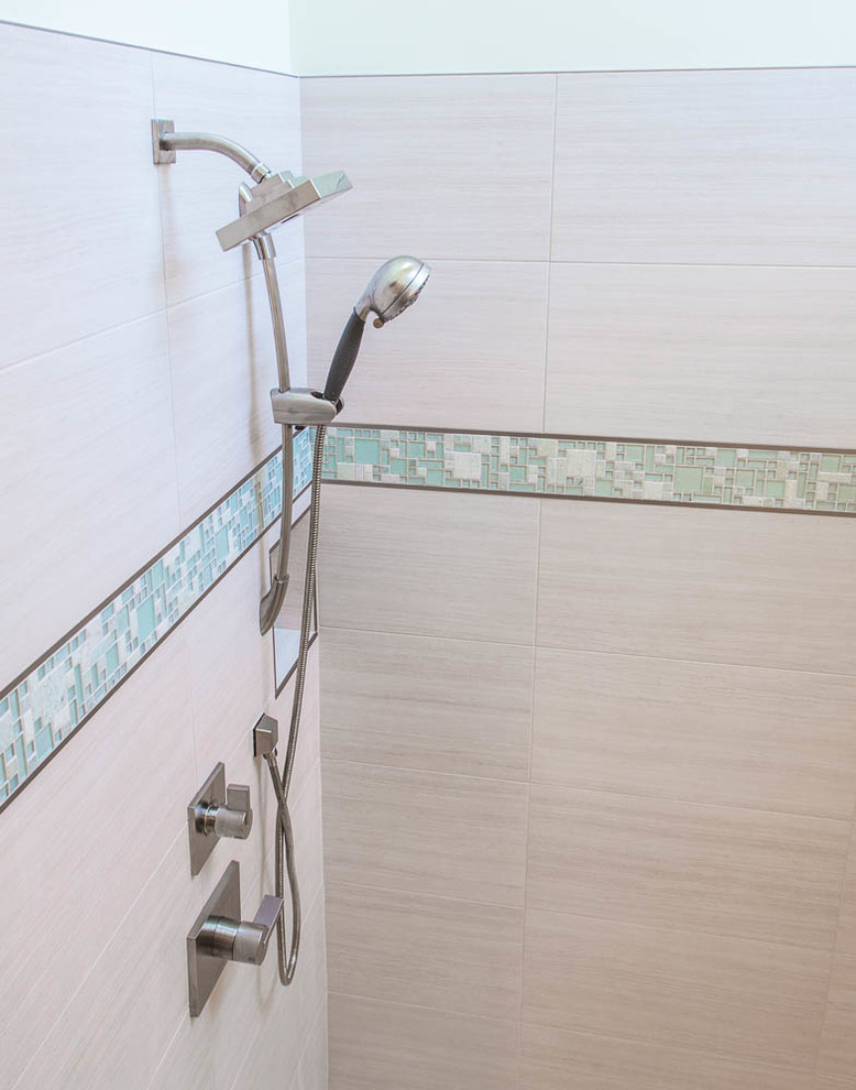 Foto di una piccola stanza da bagno padronale minimalista con piastrelle beige, piastrelle in gres porcellanato, pareti bianche, pavimento in gres porcellanato, lavabo sospeso e top in vetro